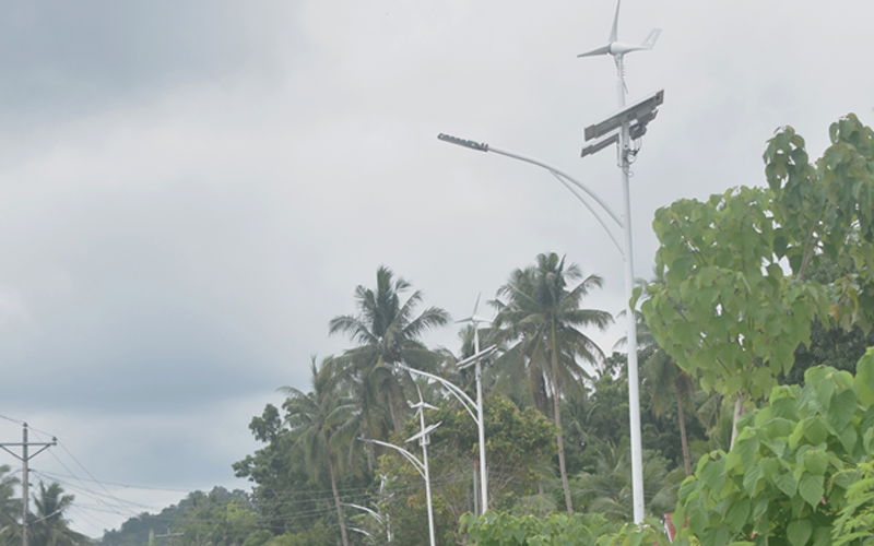 Hybrid solar street lights installed in Mabini town