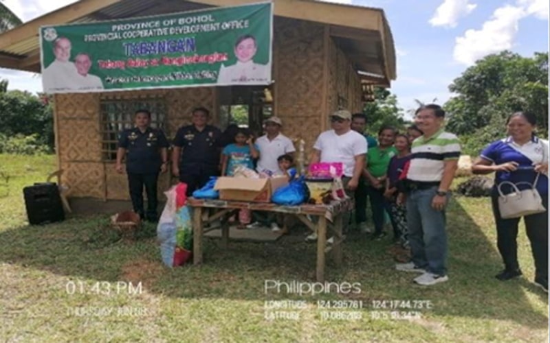 Guv Aris donates P360K for PNP’s libre’ng alagad, balay