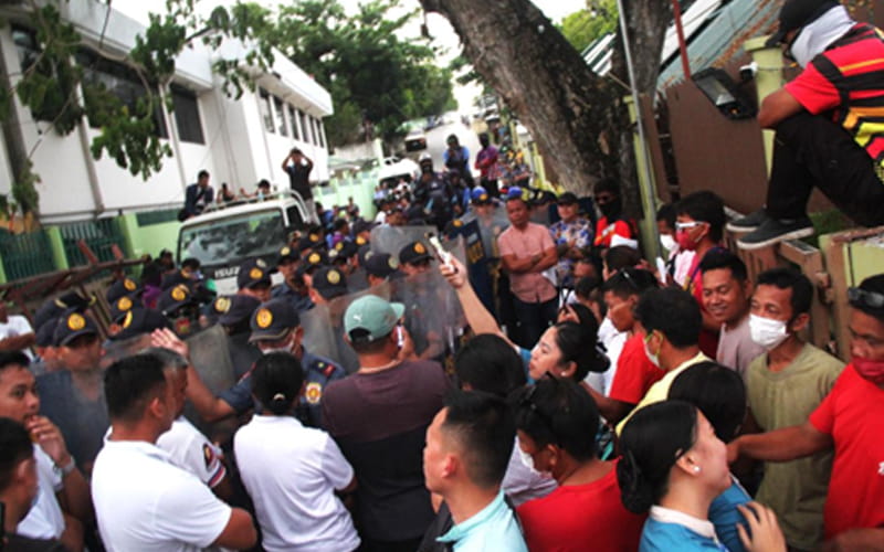 3 hurt in demolition of Dumaluan resort gate