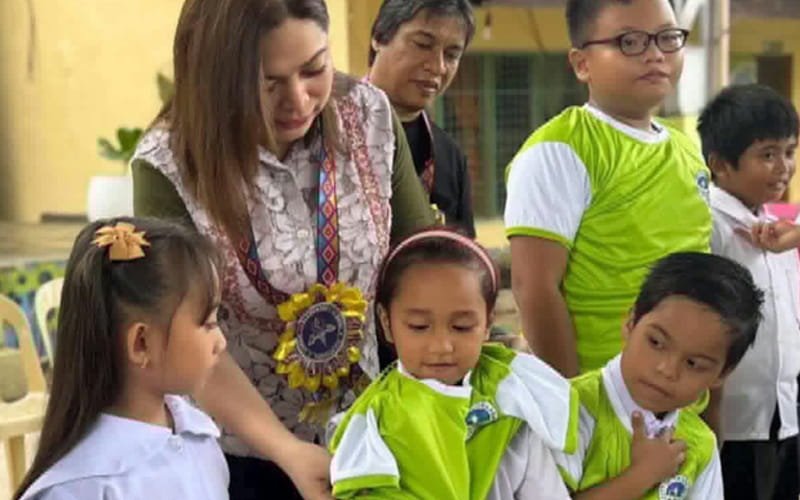 Tagbilaran City rolls out free PE uniforms for learners